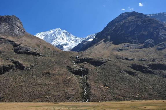 Cachoeira e montanha nevada no trekking Santa Cruz, na Cordillera Blanca, região de Huaraz, no Peru